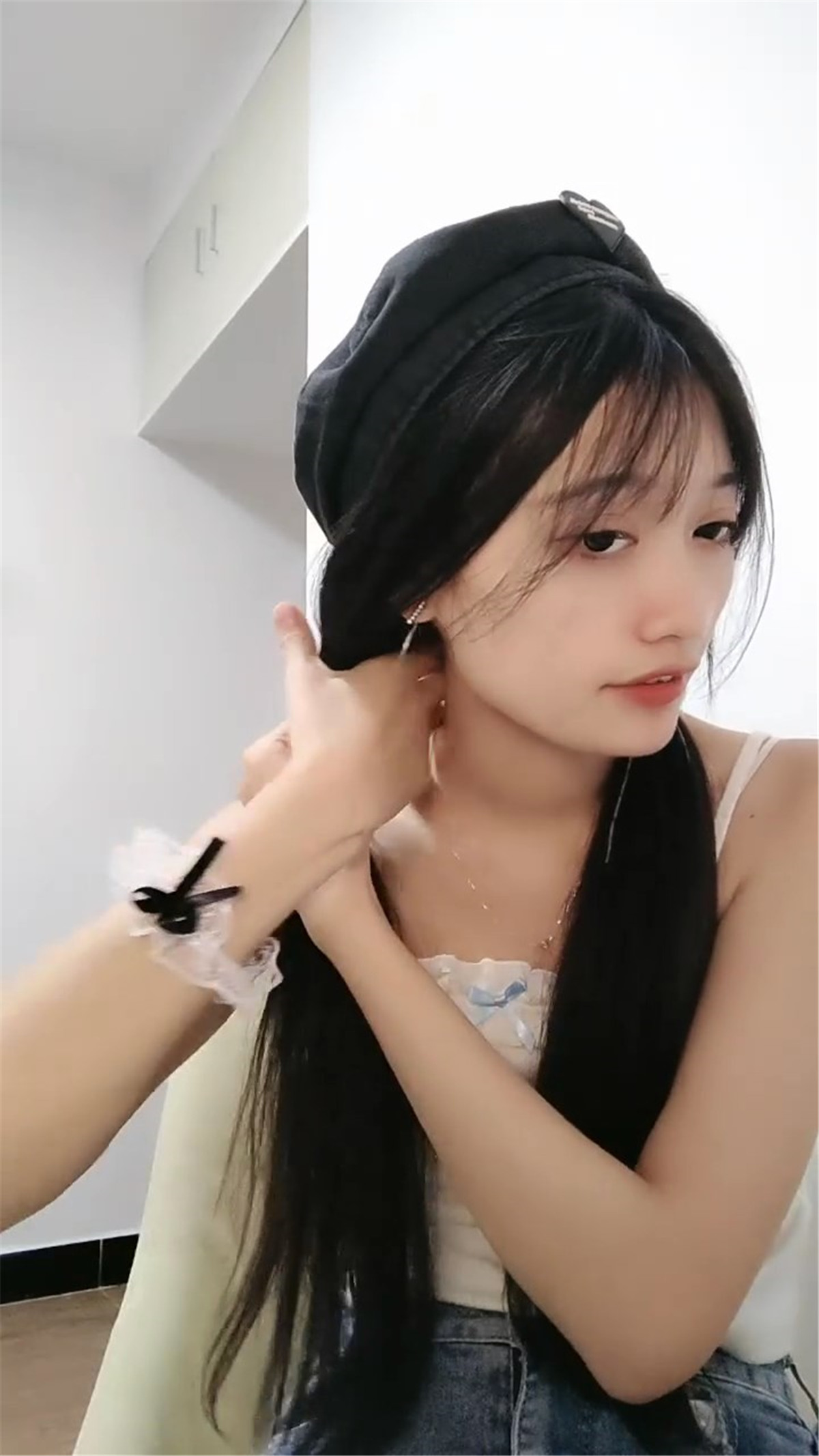 学生妹！说话嗲嗲好听！撩下衣服贫乳，多毛骚穴揉搓，呻吟娇喘诱人 [1V-1.36G] - 奶圈